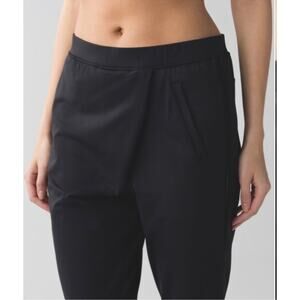 Lululemon Athletica Women’s Retreat Yogi Crop Fold Front Black Capri Long Shorts